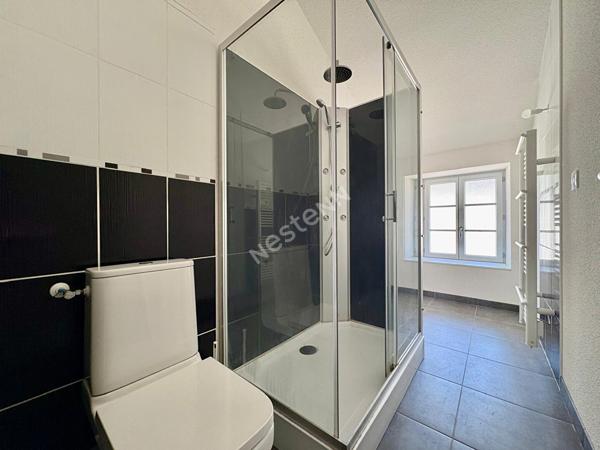 Charmant appartement avec poutres apparentes loué meublé en plein coeur de Saint Amour