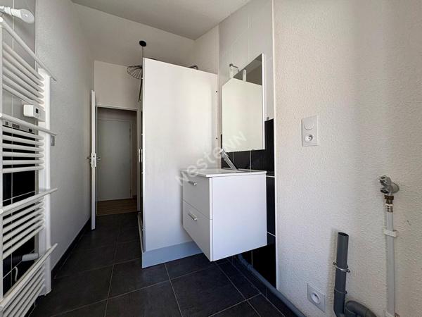 Charmant appartement avec poutres apparentes loué meublé en plein coeur de Saint Amour