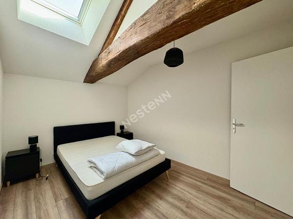 Charmant appartement avec poutres apparentes loué meublé en plein coeur de Saint Amour