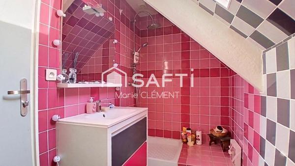 Maison individuelle de 150 m2 avec 6 chambres sur un terrain de 540 m2 et un sous sol total