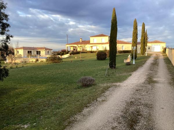 très belle propriété au calme avec terrain arboré