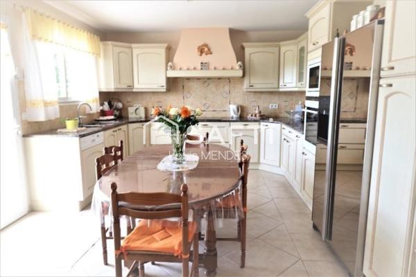 très belle propriété au calme avec terrain arboré