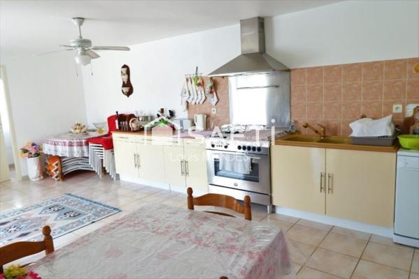 très belle propriété au calme avec terrain arboré