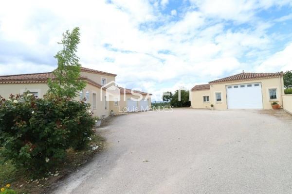 très belle propriété au calme avec terrain arboré