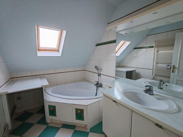 DREUX 28100 Appartement de type T4 - Ascenseur - Place de parking en sous-sol - Cave - 154900  HAI