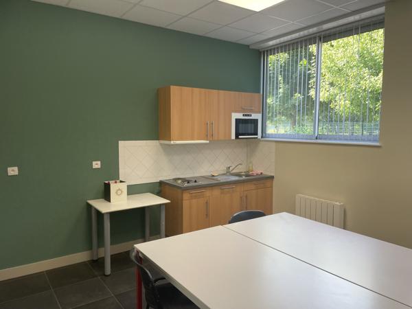 A LOUER SURFACES DE BUREAUX DE 18 M2 À 85 M2 - VERNEUIL EN HALATTE - PARC ALATA