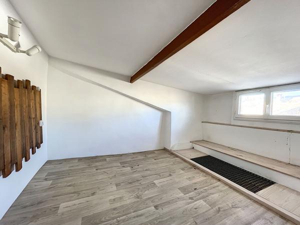 Lauris "vieux village" : maison de village 65 m2 avec petit toit terrasse - 3 p