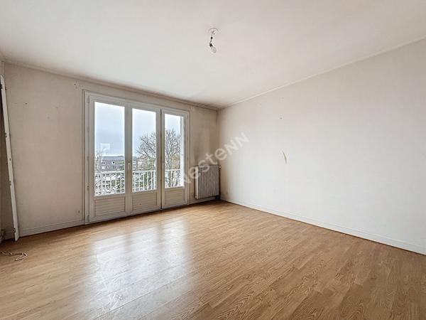 Nantes Bourgeonnière : A VENDRE, Appartement T3 au 4ème et dernier étage, 2 chambres, balcon, cave et parking. Prévoir rafraichissement.