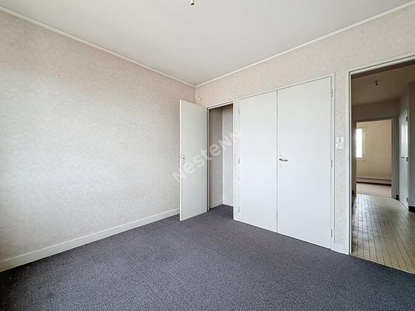 Nantes Bourgeonnière : A VENDRE, Appartement T3 au 4ème et dernier étage, 2 chambres, balcon, cave et parking. Prévoir rafraichissement.