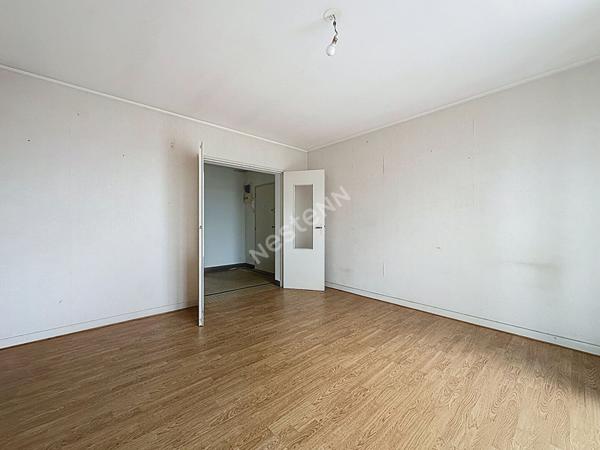 Nantes Bourgeonnière : A VENDRE, Appartement T3 au 4ème et dernier étage, 2 chambres, balcon, cave et parking. Prévoir rafraichissement.