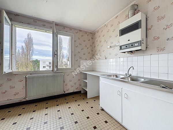 Nantes Bourgeonnière : A VENDRE, Appartement T3 au 4ème et dernier étage, 2 chambres, balcon, cave et parking. Prévoir rafraichissement.