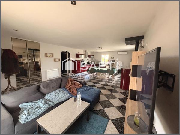 Maison calme avec carport et 2 dépendances.