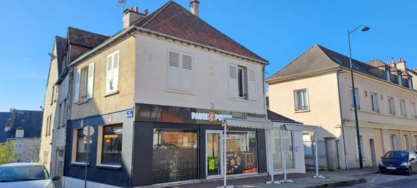 Immeuble composé d'un Local commercial avec un appartement au dessus proche de la gare d'Etampes loué 1559.57 € / mois.