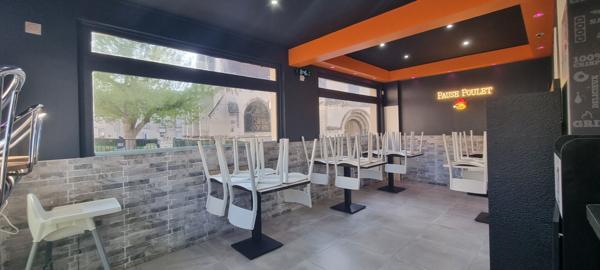 Immeuble composé d'un Local commercial avec un appartement au dessus proche de la gare d'Etampes loué 1559.57 € / mois.