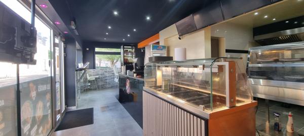 Immeuble composé d'un Local commercial avec un appartement au dessus proche de la gare d'Etampes loué 1559.57 € / mois.