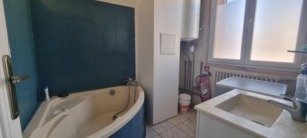 Immeuble composé d'un Local commercial avec un appartement au dessus proche de la gare d'Etampes loué 1559.57 € / mois.