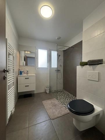 Appartement lumineux de 31.50m2 avec terrasse de 12m2 + garage et place de parking dans résidence récente