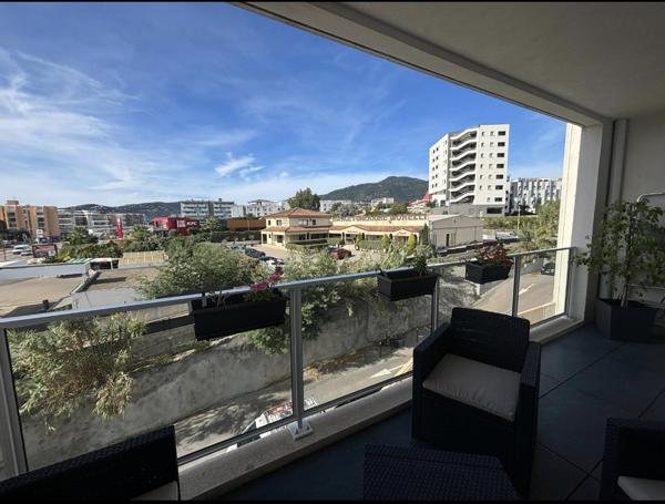 Appartement lumineux de 31.50m2 avec terrasse de 12m2 + garage et place de parking dans résidence récente