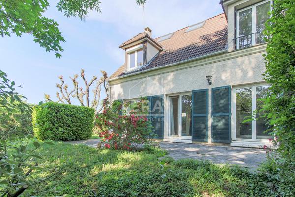 Maison d'Exception à Crespières : Harmonie et Sérénité au Coeur de la Nature