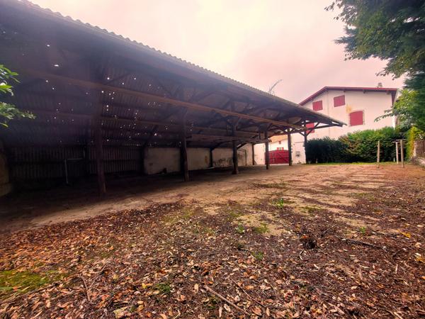 Bardos (64520) Bardos - Terrain constructible avec hangar