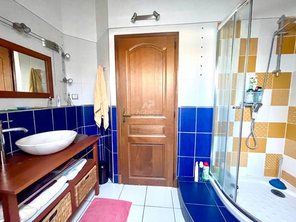 Maison 7 pièce(s) 220 m2 635 000 € **  - Référence  8297