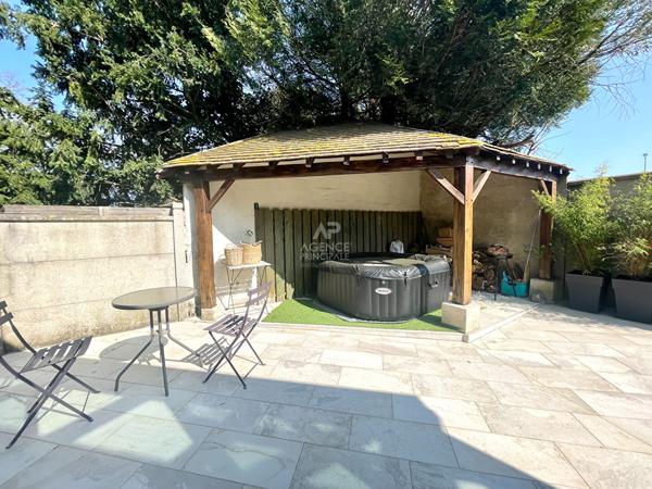 Maison 7 pièce(s) 220 m2 635 000 € **  - Référence  8297