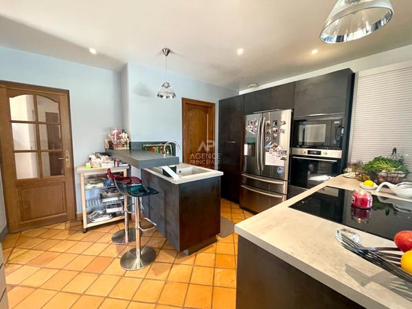 Maison 7 pièce(s) 220 m2 635 000 € **  - Référence  8297