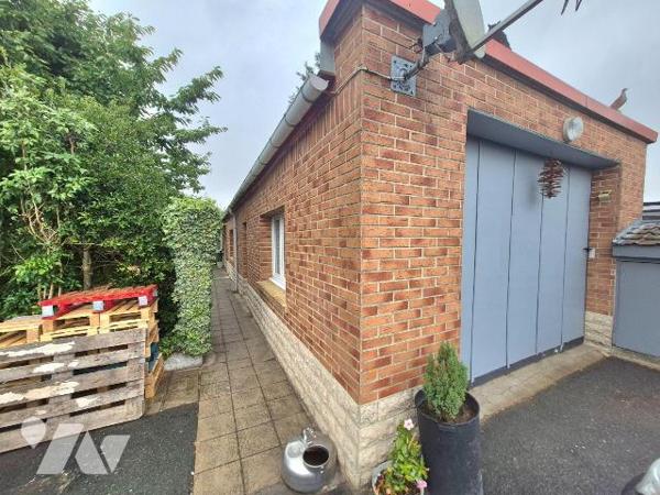 À VENDRE - MAGNIFIQUE PLAIN-PIED EN BRIQUES DES ANNÉES 70

Belle opportunité à saisir !

Dé...