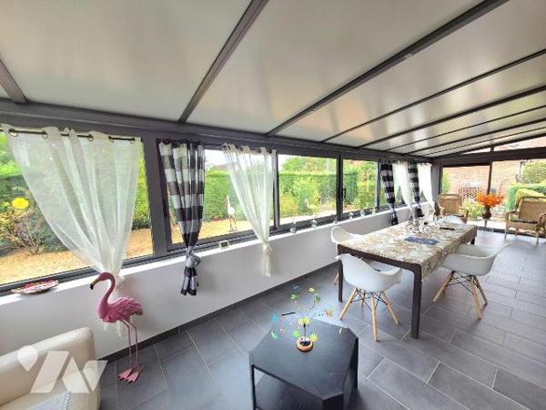 À VENDRE - MAGNIFIQUE PLAIN-PIED EN BRIQUES DES ANNÉES 70

Belle opportunité à saisir !

Dé...