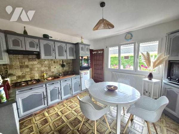 À VENDRE - MAGNIFIQUE PLAIN-PIED EN BRIQUES DES ANNÉES 70

Belle opportunité à saisir !

Dé...