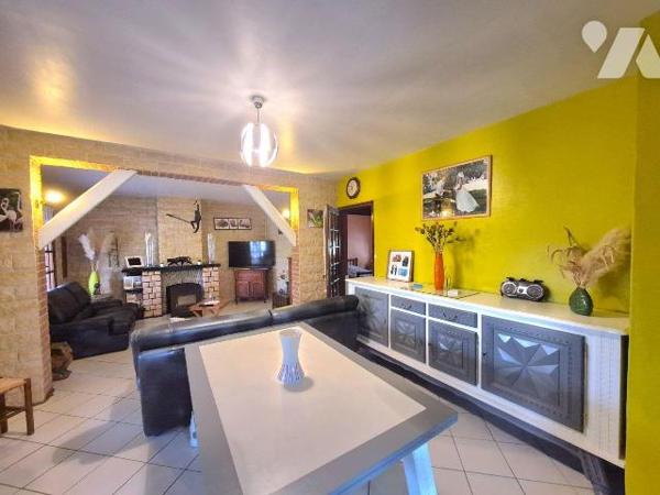 À VENDRE - MAGNIFIQUE PLAIN-PIED EN BRIQUES DES ANNÉES 70

Belle opportunité à saisir !

Dé...