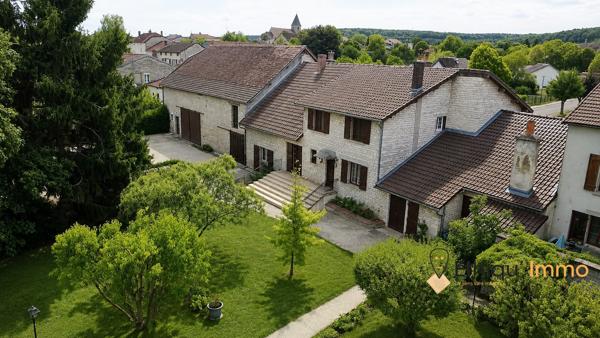 magnifique propriété en pierre avec nombreuses dépendances proximité directe autoroute