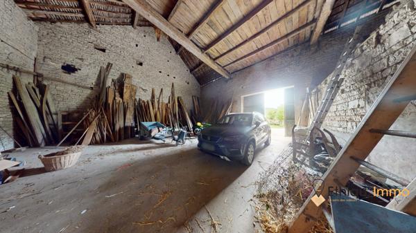 magnifique propriété en pierre avec nombreuses dépendances proximité directe autoroute