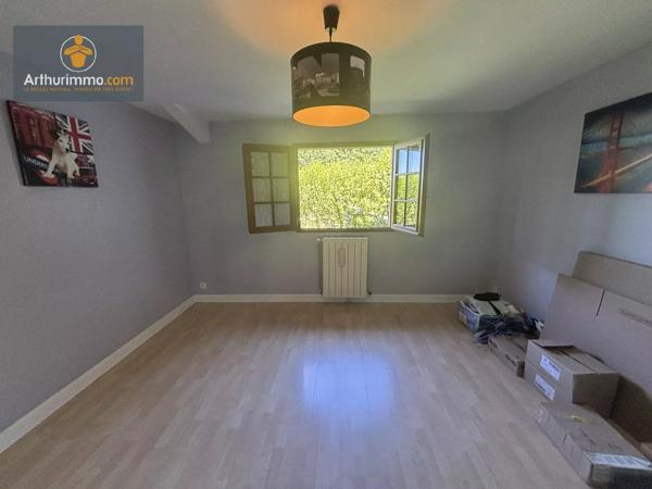 Vente                                                      Maison
                        
                     5 pièces                      146 m2                     à Casteljaloux