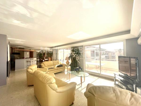 Le Cannet-dernier étage 125m2-80m2 de terrasse garage- parking aperçu mer