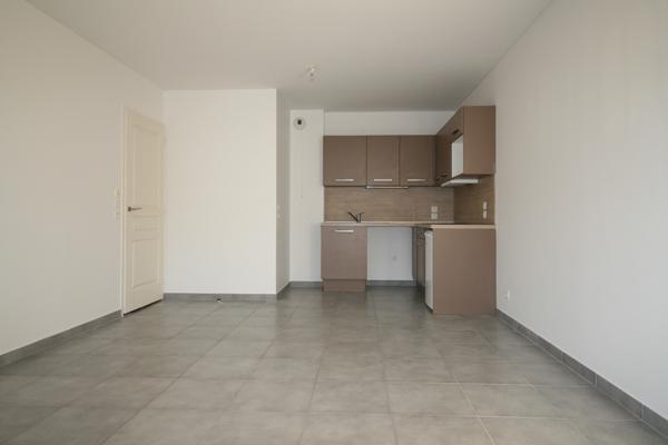 Bel appartement type 2 pièces avec jardin au sud, avec un parking au s/sol.