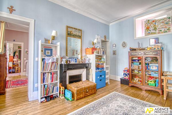 Versailles Notre-Dame Appartement 5 pièces 148 M² situé au 2ème étage d'un immeuble ancien avec cave et chambre de service de 17.73 m² au sol en option €1 210 000 ** - Référence 25563