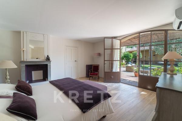 Exceptionnelle Maison de Maître avec jardin, piscine, garage et dépendances en coeur de village