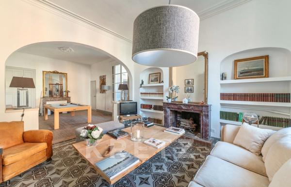 Exceptionnelle Maison de Maître avec jardin, piscine, garage et dépendances en coeur de village