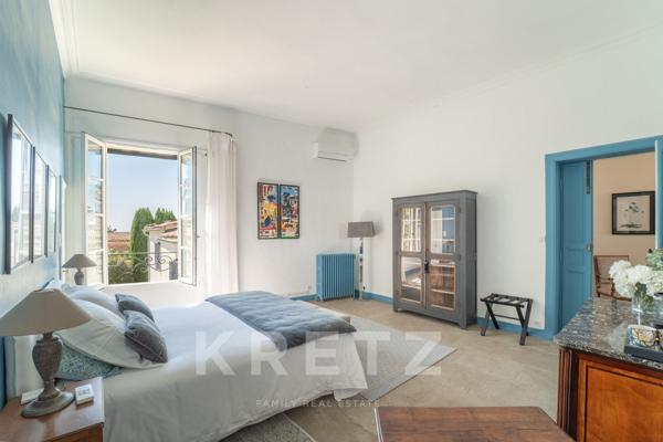 Exceptionnelle Maison de Maître avec jardin, piscine, garage et dépendances en coeur de village