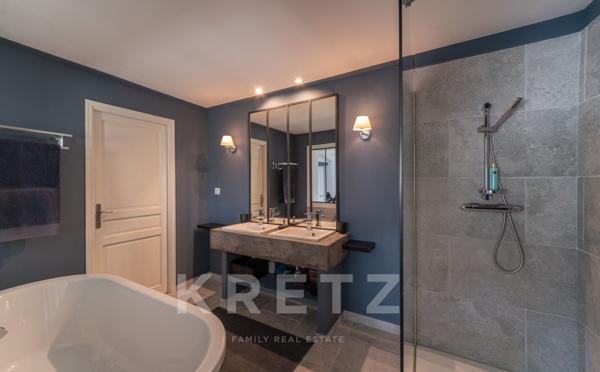 Exceptionnelle Maison de Maître avec jardin, piscine, garage et dépendances en coeur de village