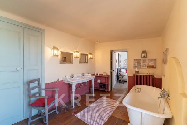 Exceptionnelle Maison de Maître avec jardin, piscine, garage et dépendances en coeur de village