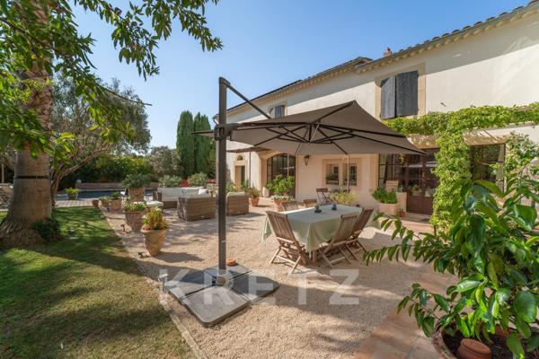 Exceptionnelle Maison de Maître avec jardin, piscine, garage et dépendances en coeur de village