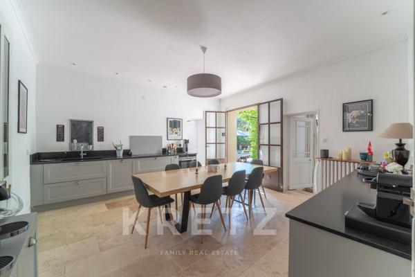 Exceptionnelle Maison de Maître avec jardin, piscine, garage et dépendances en coeur de village