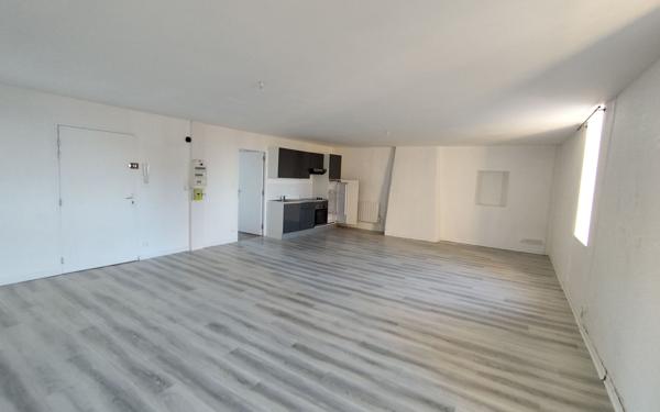 Appartement à louer    3 pièces • 90,25 m2 Saint-Pol-de-Léon