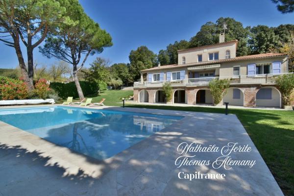 PEYRUIS (04) Villa de 247 m2 avec piscine édifiée sur une parcelle de 2400 m2.