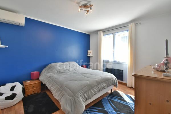 PEYRUIS (04) Villa de 247 m2 avec piscine édifiée sur une parcelle de 2400 m2.