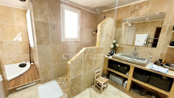 PEYRUIS (04) Villa de 247 m2 avec piscine édifiée sur une parcelle de 2400 m2.