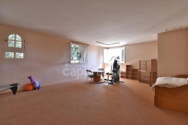 PEYRUIS (04) Villa de 247 m2 avec piscine édifiée sur une parcelle de 2400 m2.