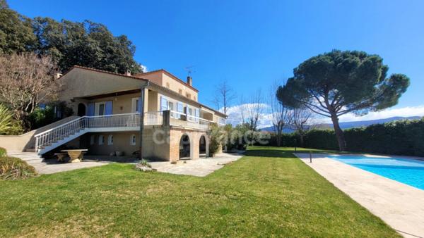 PEYRUIS (04) Villa de 247 m2 avec piscine édifiée sur une parcelle de 2400 m2.